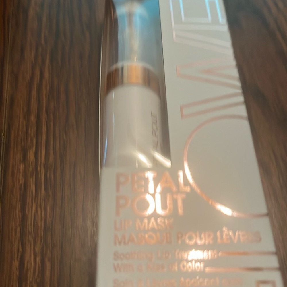 Flower petal pout lip mask brand new